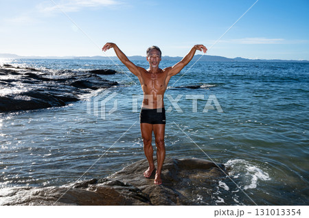 海辺で鍛え上げた肉体を持つシニア男性のポートレート 海辺で鍛え上げた肉体を持つシニア男性のポートレート 131013354