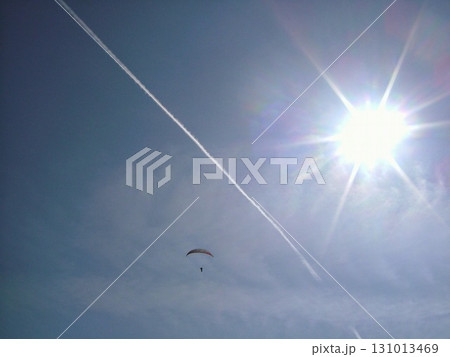 太陽とパラグライダーと飛行機雲 太陽とパラグライダーと飛行機雲 131013469