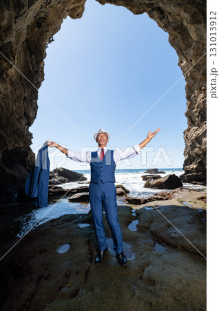 海でスーツを着たダンディーな中高年男性のポートレート 海でスーツを着たダンディーな中高年男性のポートレート 131013912