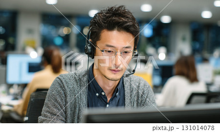 眼鏡をかけたカスタマーサポートの日本人男性オペレーター 131014078