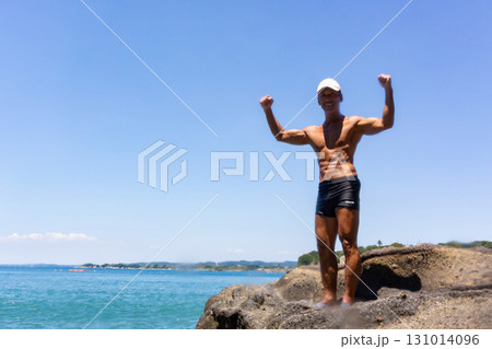 海辺で鍛え上げた肉体を持つシニア男性のポートレート　 131014096