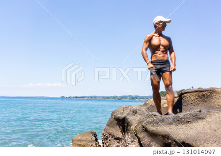 海辺で鍛え上げた肉体を持つシニア男性のポートレート　 131014097