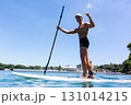海でマリンスポーツを楽しむシニア男性	 131014215