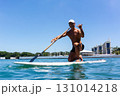 海でマリンスポーツを楽しむシニア男性	 131014218