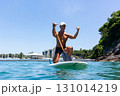 海でマリンスポーツを楽しむシニア男性	 131014219