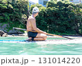 海でマリンスポーツを楽しむシニア男性	 131014220