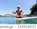 海でマリンスポーツを楽しむシニア男性	 131014221