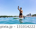 海でマリンスポーツを楽しむシニア男性	 131014222