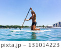 海でマリンスポーツを楽しむシニア男性	 131014223