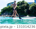 海でマリンスポーツを楽しむシニア男性	 131014236