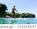 海でマリンスポーツを楽しむシニア男性	 131014237