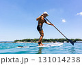 海でマリンスポーツを楽しむシニア男性	 131014238