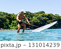海でマリンスポーツを楽しむシニア男性	 131014239