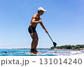 海でマリンスポーツを楽しむシニア男性	 131014240