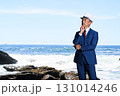南の島の洞窟で太平洋戦争の慰霊をする遺族のスーツ姿の日本人シニア男性 131014246