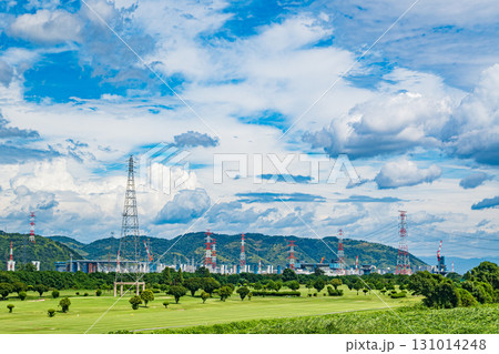 淀川の堤防上からの河川敷風景 大阪府枚方市 淀川の堤防上からの河川敷風景 大阪府枚方市 131014248