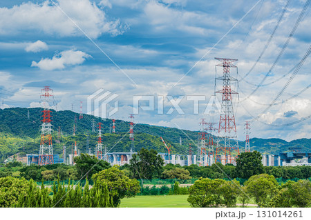 淀川の河川敷に立つ鉄塔 大阪府枚方市 淀川の河川敷に立つ鉄塔 大阪府枚方市 131014261