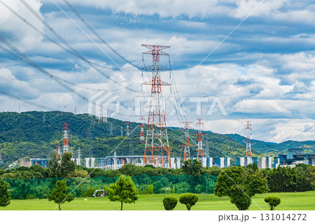 淀川の堤防上からの河川敷風景　大阪府枚方市 131014272