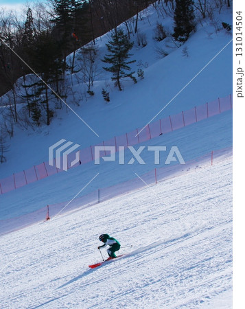 白馬岩岳スノーフィールド　山麓のかもしかコースを滑るスキーヤー 131014504