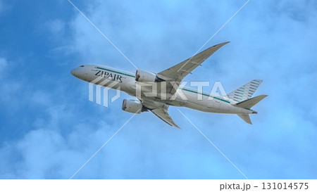 ZIPAIRの飛行機 青空を上昇する機体 ZIPAIRの飛行機 青空を上昇する機体 131014575