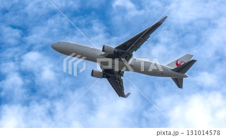 JALの飛行機 青空を上昇する機体 131014578