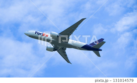 FedExの貨物機 青空を上昇する機体 FedExの貨物機 青空を上昇する機体 131014579