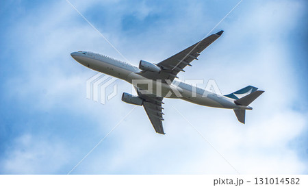 キャセイの飛行機 青空を上昇する機体 131014582