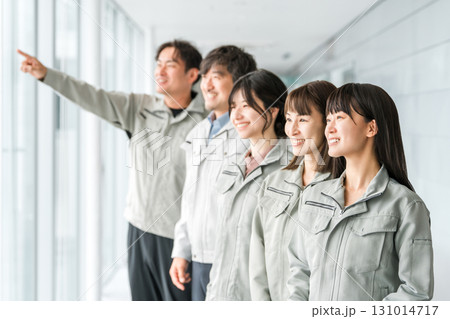 作業着・作業衣服を着た製造業・建築業・運送業・建設業の男女スタッフ 作業着・作業衣服を着た製造業・建築業・運送業・建設業の男女スタッフ 131014717
