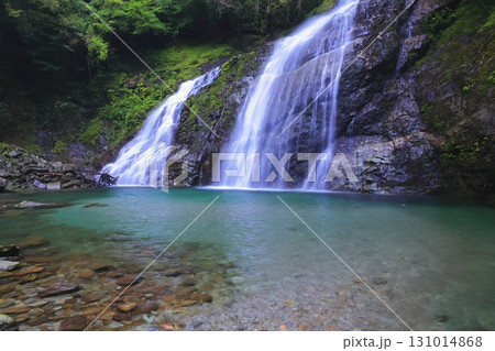 美しい滝 131014868