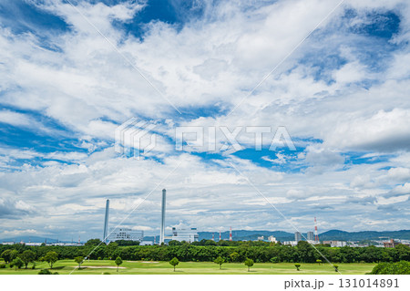 淀川の堤防上から見上げる大空 大阪府枚方市 淀川の堤防上から見上げる大空 大阪府枚方市 131014891