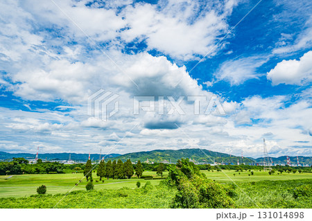淀川の堤防上からの河川敷風景　大阪府枚方市 131014898