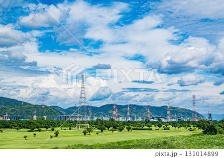 淀川の堤防上からの河川敷風景　大阪府枚方市 131014899