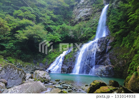 美しい滝 131014938