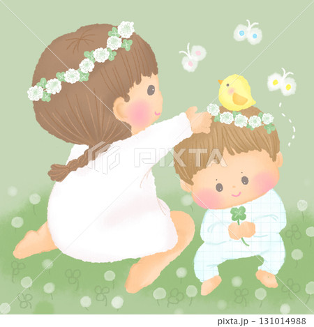 春_シロツメクサの花冠を被る女の子と赤ちゃん 131014988