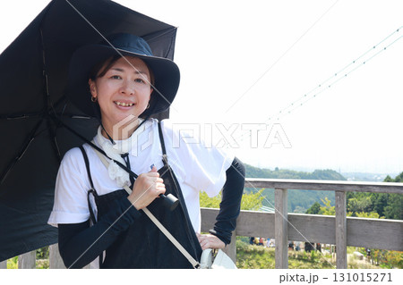 日傘をさす女性 131015271