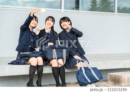 学校の廊下でスマホで自撮り撮影する中学生・高校生の女の子（放課後・下校・友人） 131015299