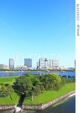 東京都港区、フジテレビ本社ビルとお台場の風景 131015376