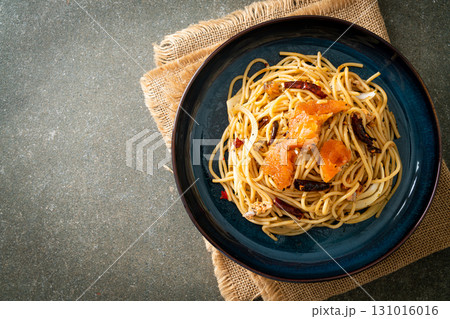 stir-fried spaghetti with salmon and dried chilli stir-fried spaghetti with salmon and dried chilli 131016016