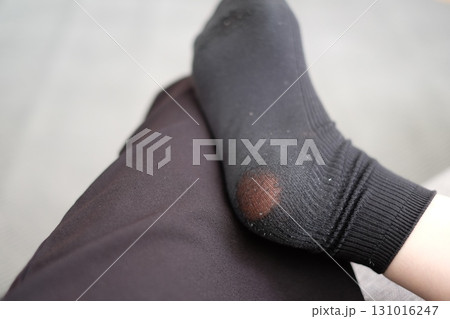 穴があいた靴下 131016247