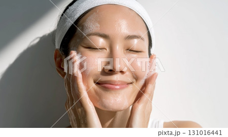 洗顔する女性 131016441