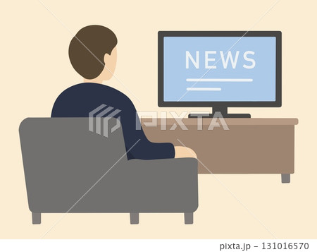 ソファーに座ってテレビニュースを見る人　男性 131016570