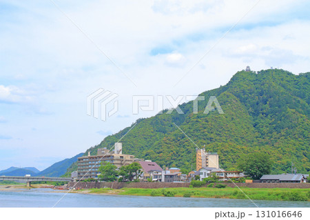 岐阜県岐阜市、金華山と長良川の風景 岐阜県岐阜市、金華山と長良川の風景 131016646