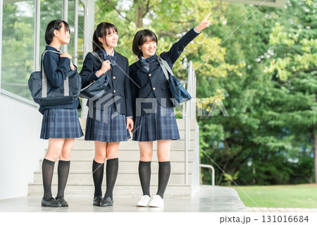 笑顔で校舎を歩く仲良しの女子高校生(目標,受験) 笑顔で校舎を歩く仲良しの女子高校生(目標,受験) 131016684