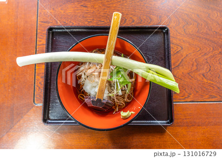 大内宿　ねぎでそばを食べる　名物「ねぎそば」　 131016729