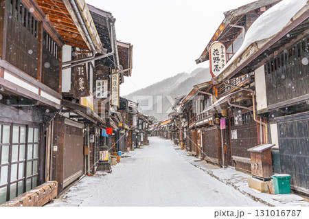 奈良井宿　冬の雪降る宿場町 131016787