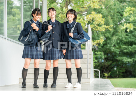 笑顔で校舎を歩く仲良しの女子高校生（登校・下校・通学） 131016824