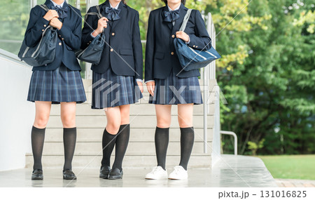 笑顔で校舎を歩く仲良しの女子高校生(登校・下校・通学) 笑顔で校舎を歩く仲良しの女子高校生(登校・下校・通学) 131016825
