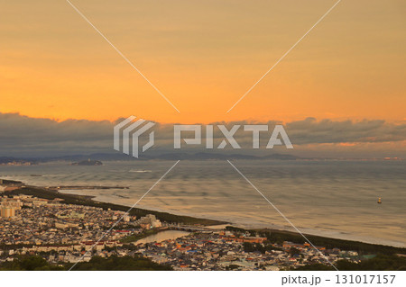 台風15号通過後の相模湾 〜次々に押し寄せる波が縞模様に見える様子〜 台風15号通過後の相模湾 〜次々に押し寄せる波が縞模様に見える様子〜 131017157