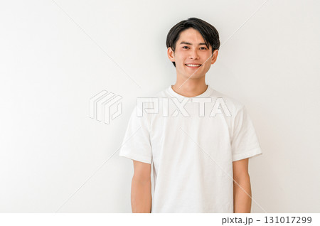 オーバーサイズtシャツ姿の笑顔のアジア人男性 オーバーサイズtシャツ姿の笑顔のアジア人男性 131017299