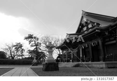 秋田県護国神社の拝殿正面 モノクロ 秋田県護国神社の拝殿正面 モノクロ 131017387